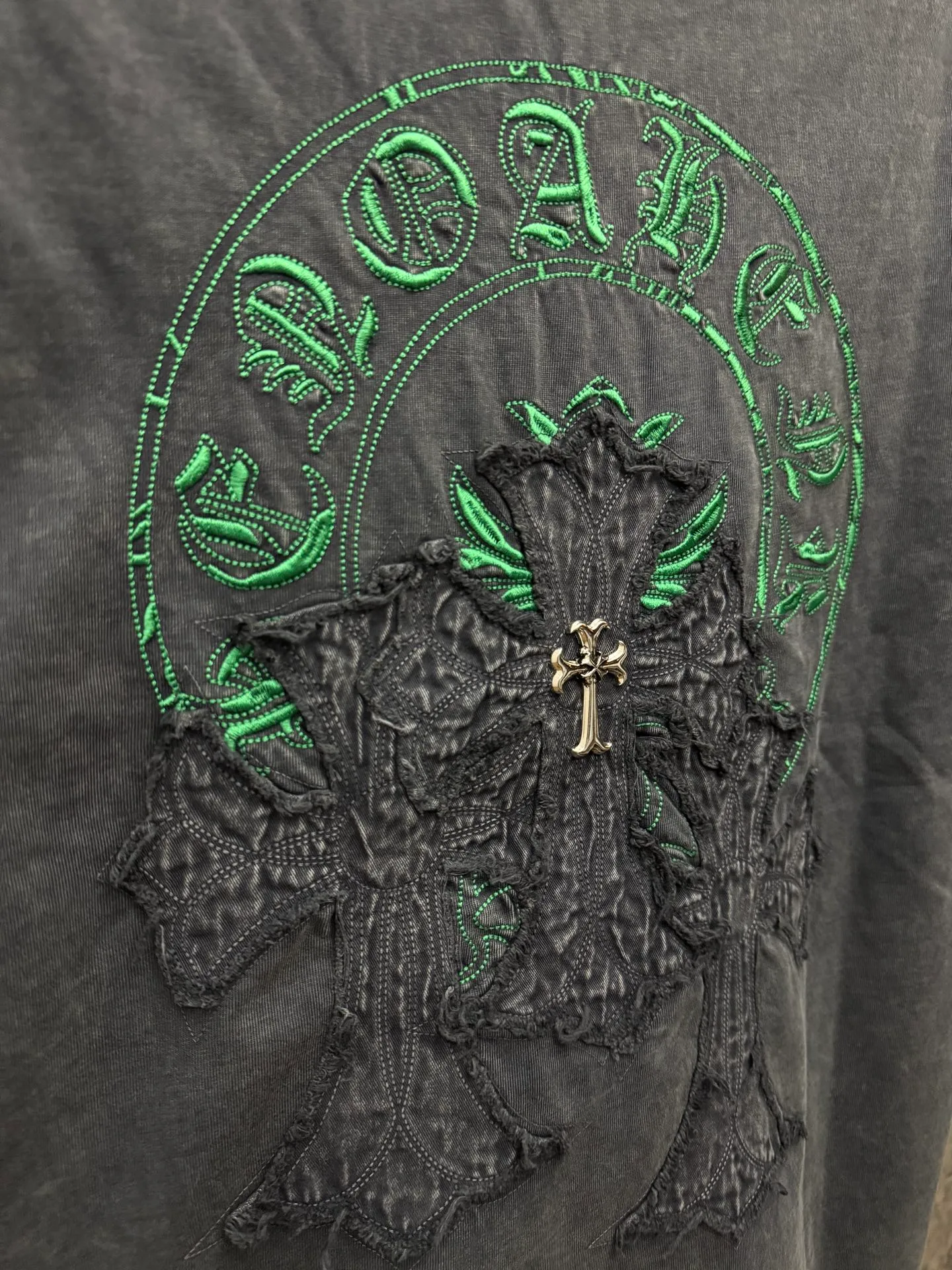 P240 top version, real shot without P, ​​different from market currency) 𝗖𝗵𝗿𝗼𝗺𝗲 𝗛𝗲𝗮𝗿𝘁𝘀/Croxin 2026 spring new original single counter American washed patch embroidered couple short sleeves 👑The highest version! Customized fabric 320 grams, washed and fried. Best-selling model at the counter. Very comfortable to wear. Accessories: Original molded and authenticated collar label➕100% silk wash label. Genuine purchase-grade original hangtag➕matching hanging rope➕3D hanging beads➕original packaging bag. Craftsmanship: The original version has consistent wiring! The highest version of the armhole matching technique! Color: Gray Black Size: S M L XL Style No.: 6616